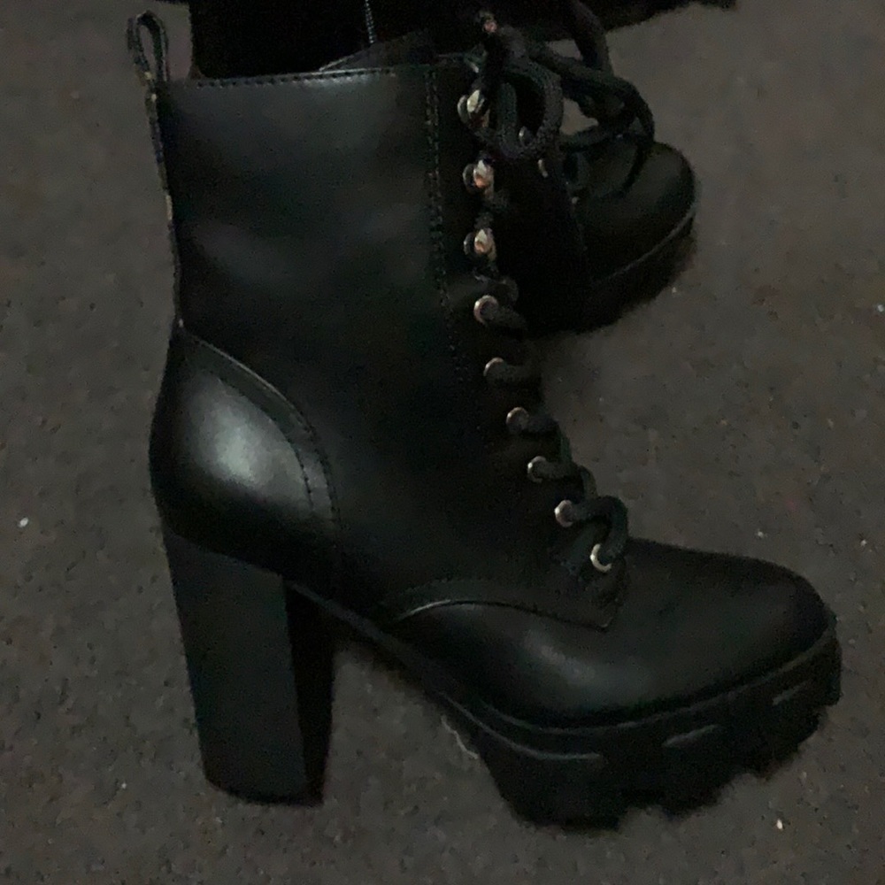 Black boots - Picture 1 of 3